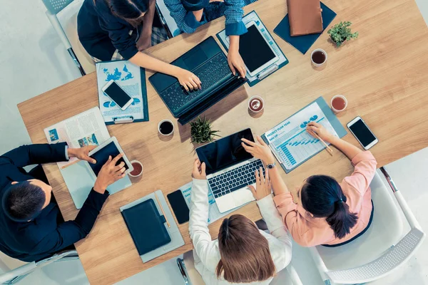 Gente de negocios en reunión de grupo en la oficina. — Foto de Stock