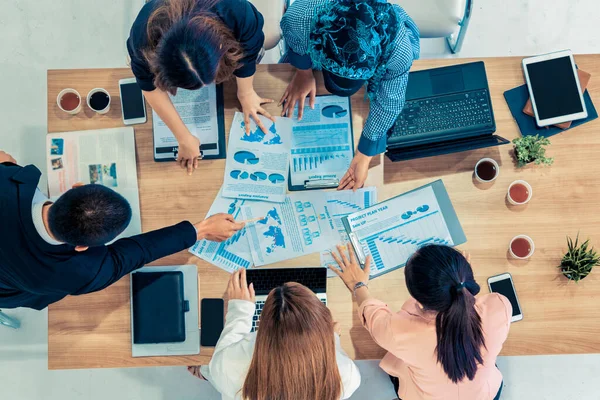 Geschäftsleute in Gruppengesprächen im Office Room. — Stockfoto