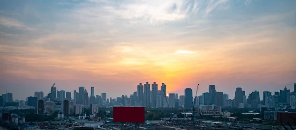 Bela paisagem urbana do pôr-do-sol e edifícios altos no centro da cidade de metrópole — Fotografia de Stock