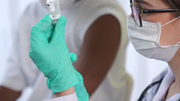 Junger Mann besucht geschickten Arzt im Krankenhaus zur Impfung — Stockvideo