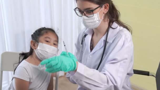 Skolflicka besök skicklig läkare på sjukhus för vaccination — Stockvideo