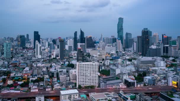 Temps de transition de jour et de nuit du paysage urbain et des bâtiments de la métropole — Video