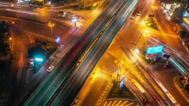 Metropolis şehir merkezinde gece vakti yoğun karayolu kavşağında zaman aşımı