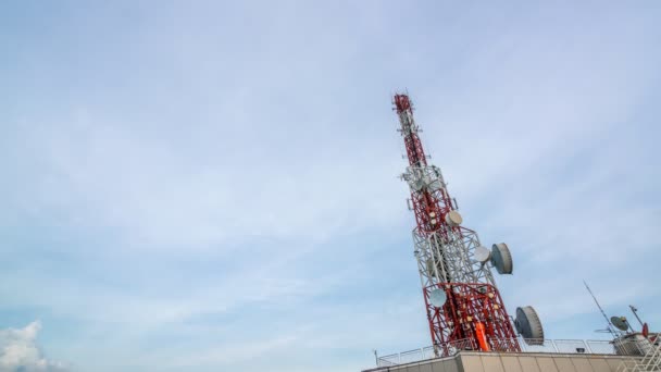 Временной промежуток телекоммуникационной башни на фоне неба и облаков — стоковое видео