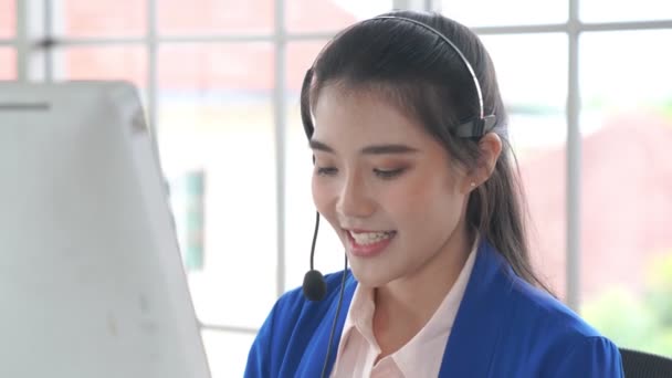 Pengusaha wanita mengenakan headset bekerja aktif di kantor — Stok Video