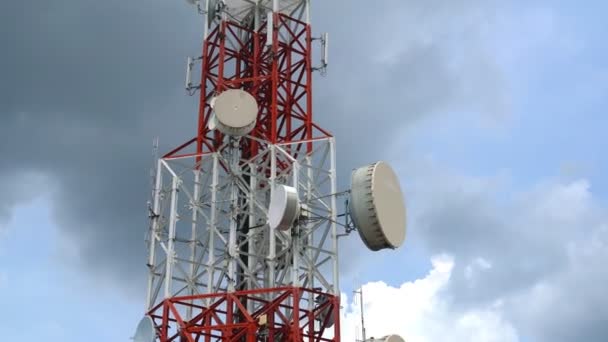 Большая телекоммуникационная башня на фоне неба и облаков — стоковое видео