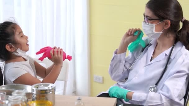 Niña de la escuela visita al hábil médico en el hospital para vacunarse — Vídeos de Stock