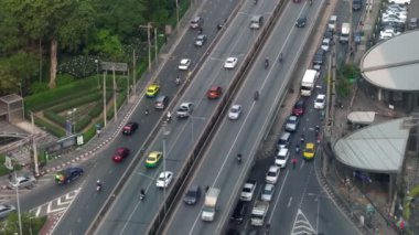 Metropolis şehir merkezinde yoğun otoyol kavşağı