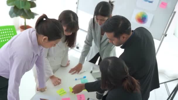 Empresarios discuten hábilmente el proyecto de trabajo en la mesa de reuniones — Vídeos de Stock