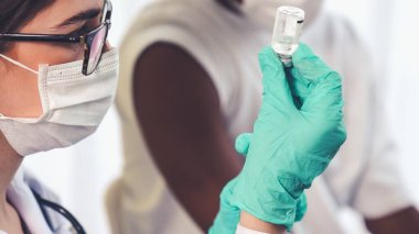 Genç adam, aşı için yetenekli doktoru hastanede ziyaret ediyor.