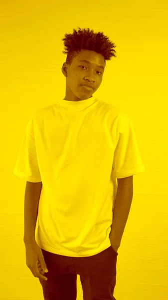 Duotone eller halv ton porträtt av ung afrikansk amerikansk man i studio — Stockfoto