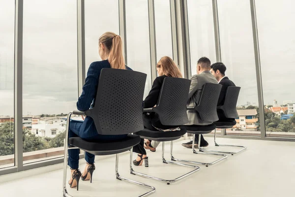 Zakenvrouwen en zakenlieden wachten op een interview. — Stockfoto