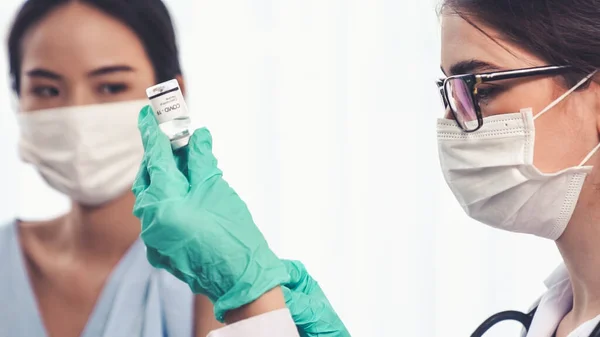 Giovane donna visita abile medico in ospedale per la vaccinazione — Foto Stock