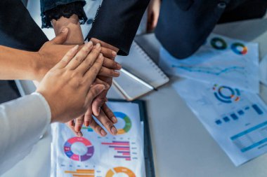 Birçok mutlu iş adamı el ele tutuşur..