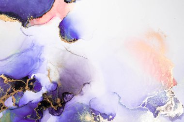 Kağıt üzerinde mermer sıvı mürekkep resminin mor altın soyut arkaplanı .