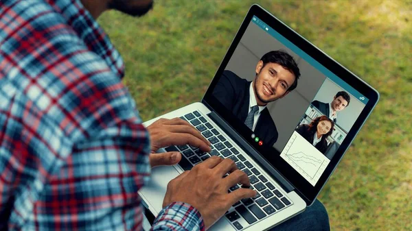 Reunião de pessoas de negócios de chamadas de vídeo em local de trabalho virtual ou escritório remoto — Fotografia de Stock