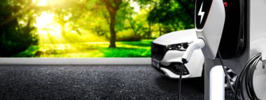 Yeşil enerji ve eko seyahat kavramında elektrikli araba şarj istasyonu