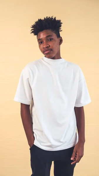 A fiatal afro-amerikai tinédzser portréja vidáman pózol a stúdióban — Stock Fotó