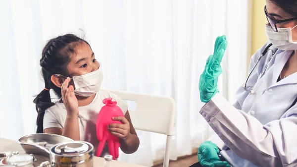 School meisje bezoekt bekwame arts in het ziekenhuis voor vaccinatie — Stockfoto