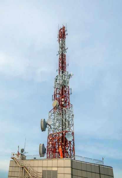 Grande tour de télécommunication contre ciel et nuages en arrière-plan — Photo