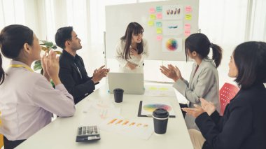 İş kadını, iş projesinde yeterlilikle yer alırsa ekipten kutlamalar aldı