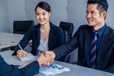 İş adamlarının el sıkışma anlaşması.