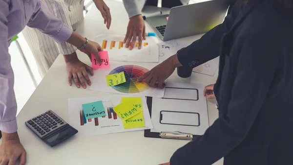 Empresarios discuten hábilmente el proyecto de trabajo en la mesa de reuniones — Foto de Stock