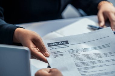 Aday eller mülakata devam etsin..