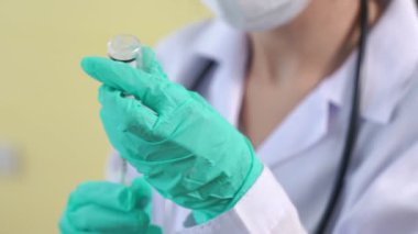 Yetenekli doktor aşıyı enjeksiyondan önce yeterince hazırlayın.