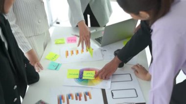 İş adamları iş projesini toplantı masasında yeterince tartıştılar