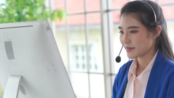 戴着耳机在办公室积极工作的女商人 — 图库视频影像