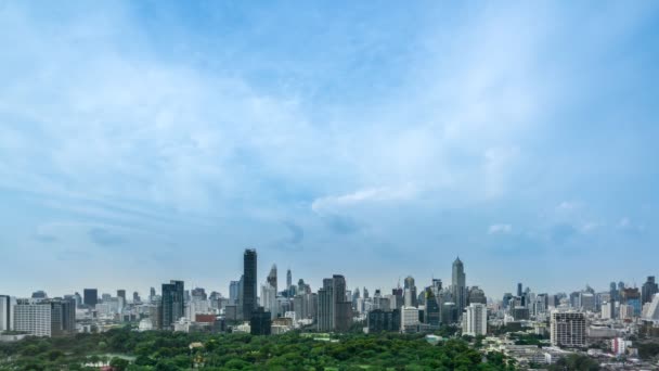 Paisaje urbano temporal y edificios de gran altura en el centro de la ciudad de Metrópolis — Vídeo de stock