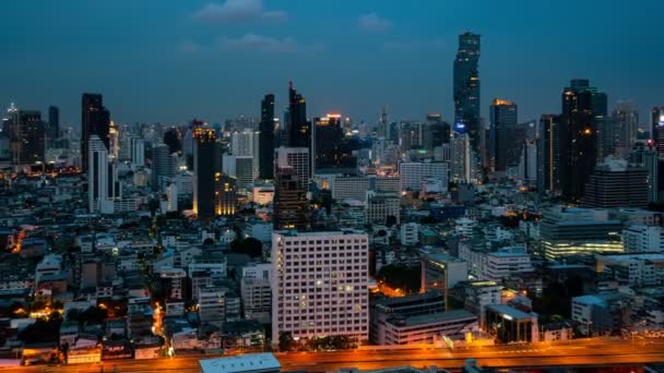 Čas vypršel noc městská krajina a high-rise budovy v centru metropole — Stock video