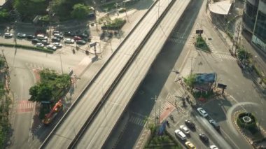 Metropolis şehir merkezinde yoğun karayolu kavşağında zaman aşımı