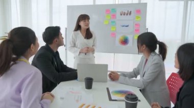 Yetenekli iş kadını takım liderinin iş projesi sunumu