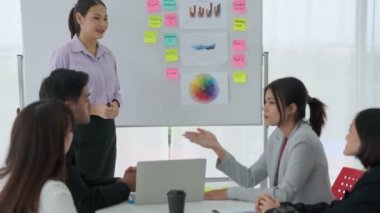 Yetenekli iş kadını takım liderinin iş projesi sunumu