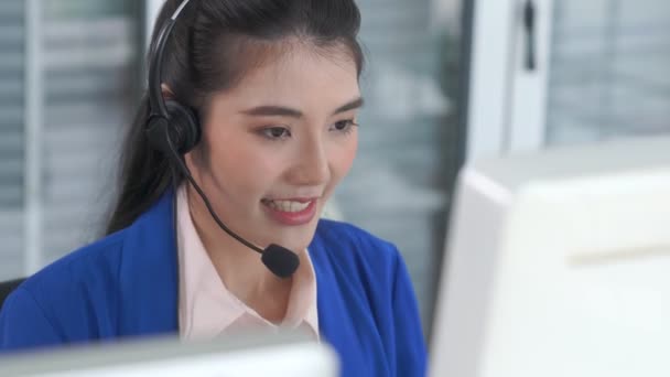 Geschäftsfrau mit Headset arbeitet aktiv im Büro — Stockvideo