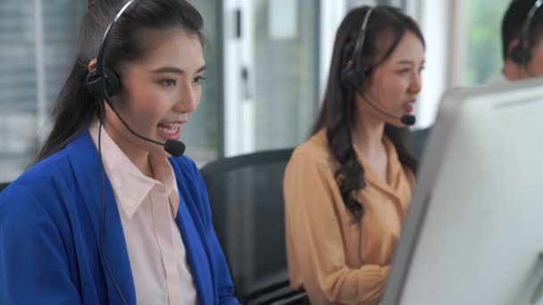 Zakenmensen die een headset dragen en actief aan het werk zijn — Stockvideo