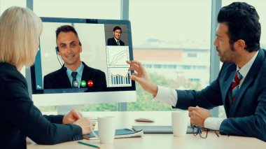 Sanal işyerinde ya da ücra bir ofiste grup iş adamları buluşması