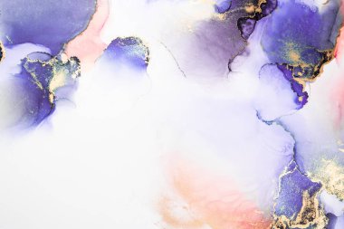 Kağıt üzerinde mermer sıvı mürekkep resminin mor altın soyut arkaplanı .