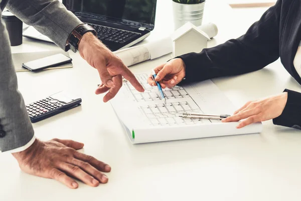 Arquitecto e ingeniero trabajando con dibujo. — Foto de Stock