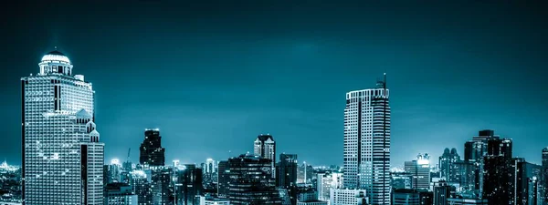 Paisaje urbano de filtro azul y edificios de gran altura en el centro de la ciudad de Metrópolis — Foto de Stock