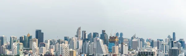 Cityscape e edifícios altos no centro da cidade de metrópole — Fotografia de Stock