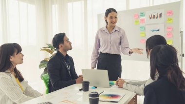 Yetenekli iş kadını takım liderinin iş projesi sunumu