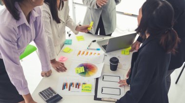 İş adamları iş projesini toplantı masasında yeterince tartıştılar