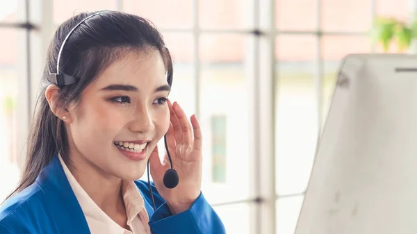 Empresaria con auriculares trabajando activamente en la oficina — Foto de Stock