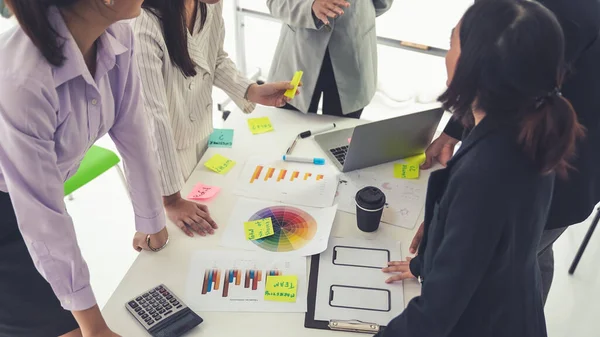 Empresários discutem proficientemente o projeto de trabalho na mesa de reuniões — Fotografia de Stock