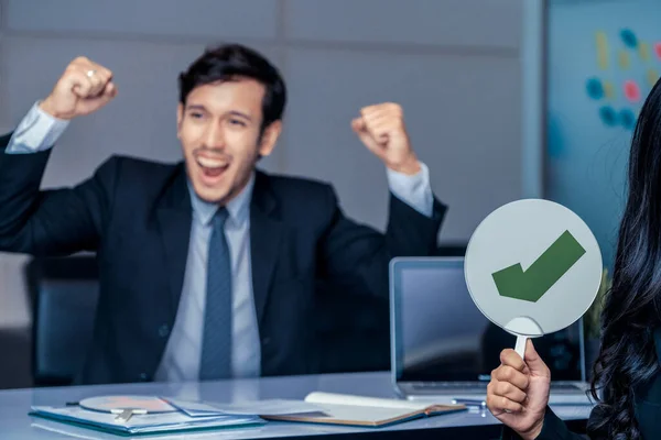 Personalchef stellt männlichen Kandidaten ein. — Stockfoto