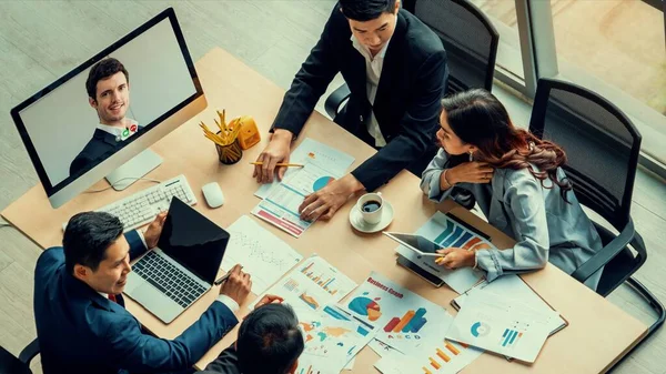 Video chiamata di gruppo uomini d'affari si incontrano sul posto di lavoro virtuale o in ufficio remoto — Foto Stock