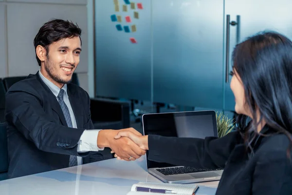 Acuerdo de apretón de manos de empresarios en oficina. — Foto de Stock